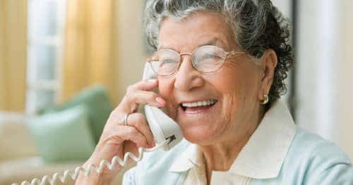 Photo d'une personne âgée avec un téléphone